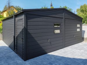 „Melios” modell – 5,5 × 5,75 m-es lemezgarázs kétoldalra lejtő tetővel – Matt fekete kivitelben, kiskapuval és ereszcsatornával.