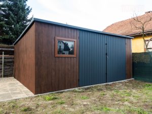 Garaż blaszany drewnopodobny 5x5m OrFahatású 5×5 m-es lemezgarázs – dió és matt grafit színben, hátrafelé lejtő tetővel, Modell: Wakozech + Matowy Grafit, model: Wako