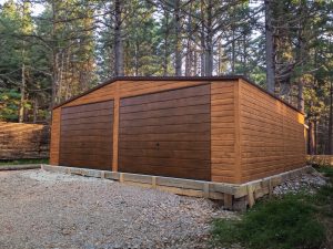 „Las” modell – 7 × 6 m-es fahatású lemezgarázs, színkombináció: dió + rusztikus tölgy, tető: kétszintes (duplatető)