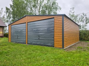 „Onyx” modell – 7 × 6 m-es fahatású lemezgarázs, Színek: matt grafit + rusztikus tölgy