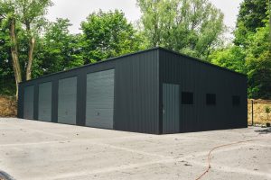 Fémgarázs/ Acélcsarnok 20×7, Matt Fekete + Matt Grafit, modell: Rea