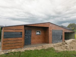 14×5,8 m-es fa hatású lemezgarázs két oldalsó beállóval és gazdasági helyiséggel – Polux modell