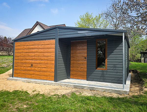 Kétszárnyú tetős mobilgarázs 7×7 m – Grafit és tölgy színkombináció, bejárati ajtóval és ablakokkal – Modell: Marta