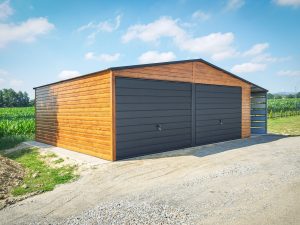 6,5x6 m-es fahatású lemezgarázs 1,5 m-es féltetővel – Rusztikus tölgy és matt fekete kivitelben, Xello modell